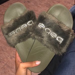 Cute Fluffy BeBe Slides with jewels! 😊